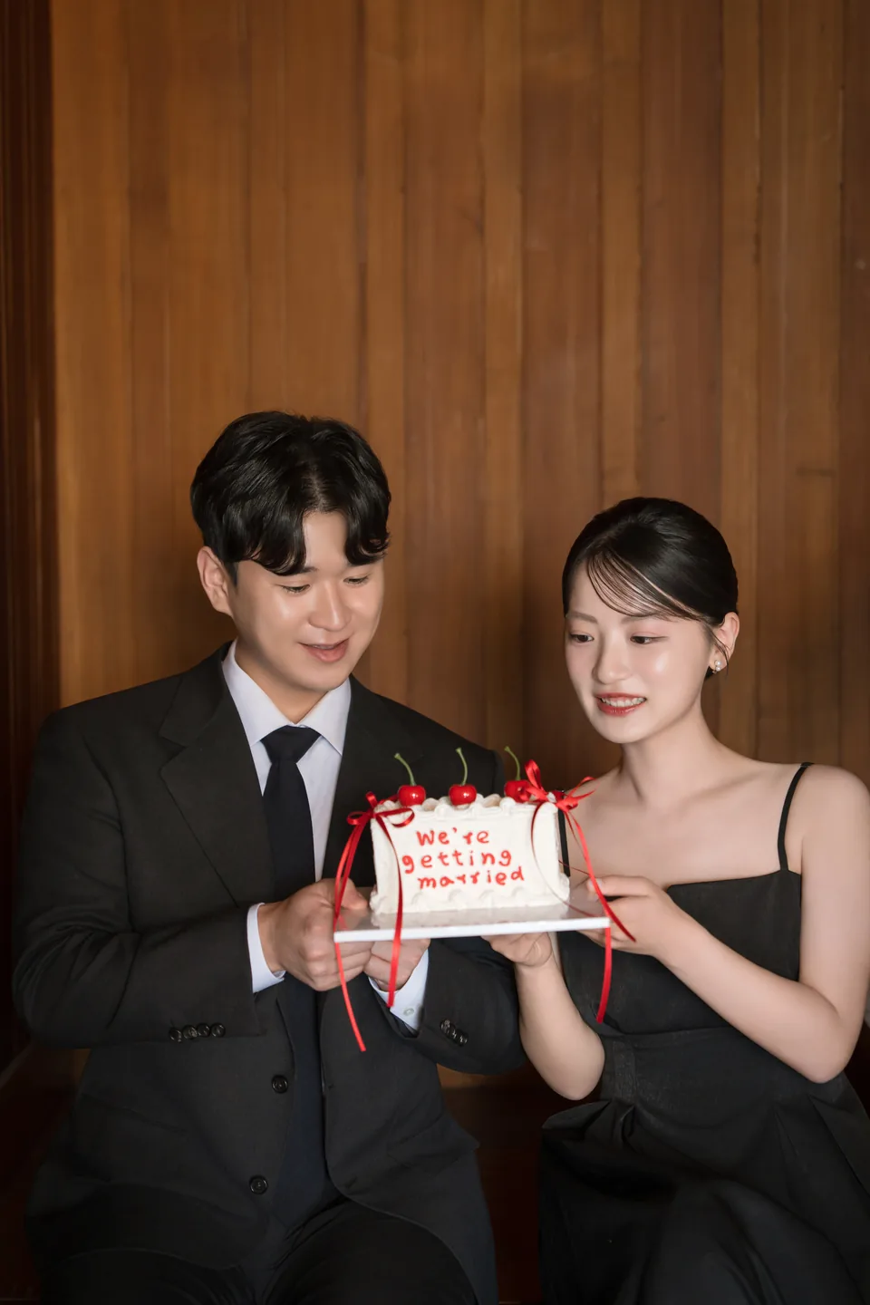 함께 작은 케이크를 든 두 사람